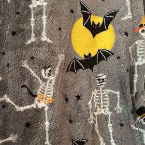 Halloween large gray velvet plush throw blanket skeletons in costumes 50x70 in